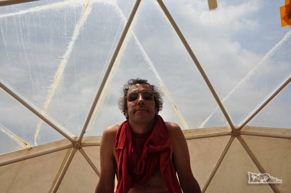 Aproveitando o calor dentro da tenda da expedição, aos 2.300 metros de altitude, campo base para subir o vulcão Lanín, na região de Junín de Los Andes, na Argentina